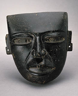 Masque funraire en basalte noir poli